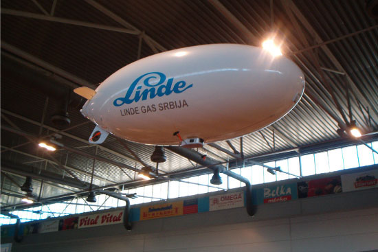 Dirigibile RC da 3m in volo durante una fiera